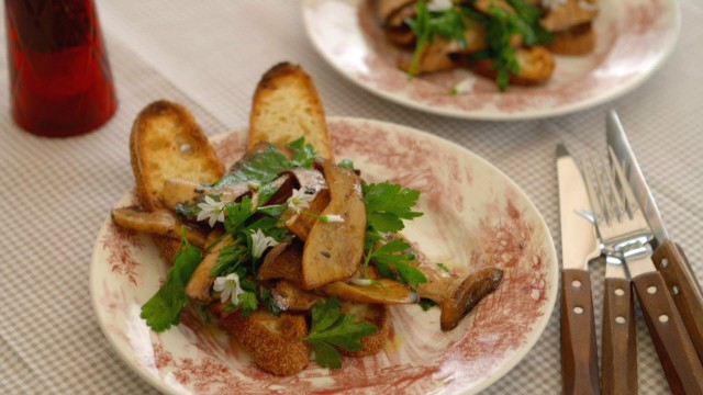 Mushrooms on toast : SBS Food