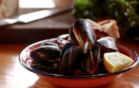 Not just curry: Curry leaf and white wine mussels