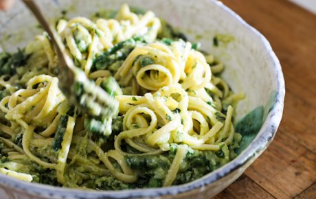 Linguine con pesto Genovese (classic pesto with linguine)