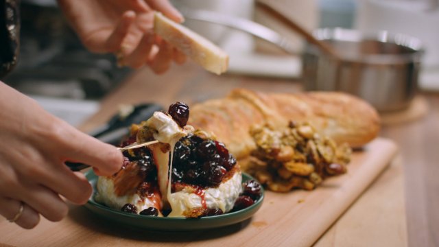 Mary Makes It Easy S2 Ep13 - Holiday Hang | SBS TV & Radio Guide